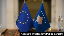 Flamuri i BE-së dhe ai i Kosovës. Fotografi nga arkivi. 