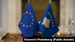 Flamuri i BE-së dhe i Kosovës. Fotografi ilustruese nga arkivi. 