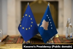 Flamuri i BE-së dhe ai i Kosovës. (Foto: Presidenca e Kosovës).