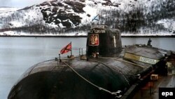 Архівне фото пришвартованого до причалу на базі Відяєво (Росія) підводного човна «Курськ»