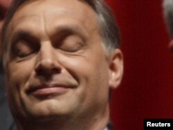 Orbán Viktor győzelmi beszéde megtartására érkezik 2010. április 25-én