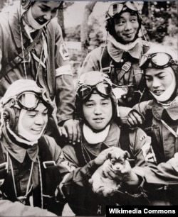 Японские пилоты-камикадзе перед вылетами на первое и последнее боевое задание. 1945 год