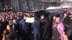 Світ у відео: у Вірменії поховали родину, у вбивстві якої підозрюють російського солдата