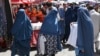 Burkát viselő nők Kabul belvárosában 2021. augusztus 28-án