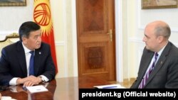 Кыргызстандын президенти Сооронбай Жээнбеков быйыл 29-августта Бишкекте «Эркин Европа/Азаттык» үналгысынын президенти Жейми Флайды кабыл алган. 