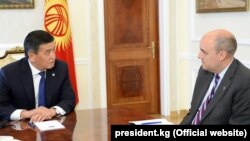 Президент Кыргызстана Сооронбай Жээнбеков и президент «Радио Свободная Европа/Радио Свобода» Джейми Флай. Бишкек. 29 августа 2019 года.