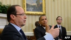 Pamje nga një takim i mëparshëm i presidentit Hollande (majtas) me presidentin Obama (në mes) gjatë njjë takimi në Shtëpinë e Bardhë në vitin 2012