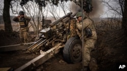 Ukrayna ordusu "M101" haubitsasından Avdeyevka yaxınlığındakı cəbhə xəttindəki Rusiya mövqelərinə atəş açır. Mart 2024