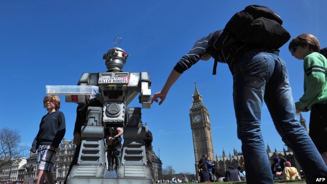 Жартівливий макет робота під час заснування «Кампанії зупинки «роботів-убивць» у Лондоні, 2013 рік