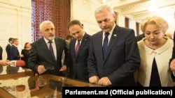 După ce a văzut reacția marilor petrolieri la legea susținută în Parlament de PSD, liderul partidului, Liviu Dragnea, a convins-o după doar trei luni pe Viorica Dăncilă să le ofere în schimb prelungirea concesiunilor până în 2045
