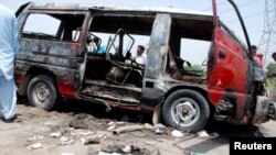 Микроавтобус, в котором произошел взрыв. Пакистан, 25 мая 2013 года.