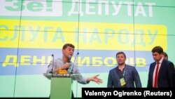 Украина президенті Владимир Зеленский экзит-полл қорытындысы белгілі болғаннан кейін жақтастары алдында сөйлеп тұр. Киев, 21 шілде 2019 жыл.