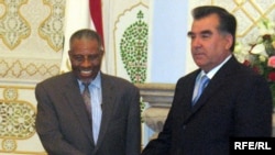 Tajik President Emomali Rahmon (right) shakes hands with Ahmad Muhammad Ali, Islamic Development Bank chairman, in Dushanbe on May 17.