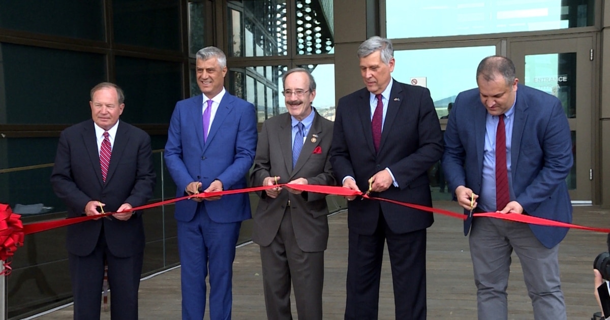 Propozimi që ndërtesës në Ambasadën amerikane në Kosovë t i vihet emri i Engelit merr aprovimin e parë