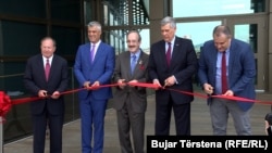 Kongresisti i ndjerë amerikan, Eliot Engel (në mes), gjatë inaugurimit të ndërtesës së re të Ambasadës amerikane në Prishtinë, më 2019.