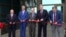 Kongresisti i ndjerë amerikan, Eliot Engel (në mes), gjatë inaugurimit të ndërtesës së re të Ambasadës amerikane në Prishtinë, më 2019.