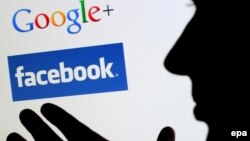 Ilustrativna fotografija sa logom Facebooka i Googla