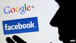 Lice čoveka ispred panoa na kome piše facebook i Google+ u hanoveru, 21. septembar 2011.
