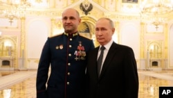 Vladimir Putin Kremldə Ukrayna separatçılarının lideri Artyom Joqa ilə foto çəkdirir.