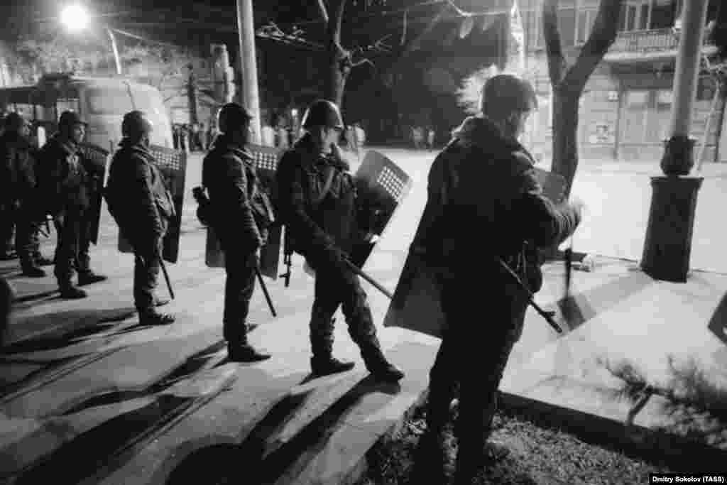 Soviet soldiers block a Baku street on the night of January 19, 1990.&nbsp;Moscow declared a state of emergency and moved in troops after ethnic violence flared between Armenians and Azerbaijanis. Soviet officials used the tensions as a pretext to suppress a growing nationalist movement and support for the pro-independence Popular Front of Azerbaijan.