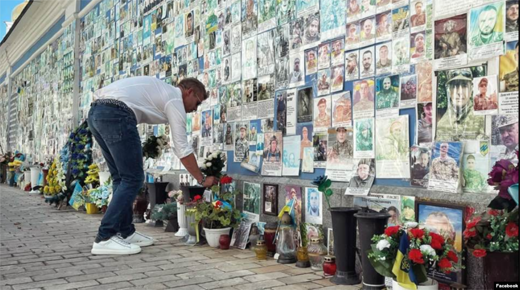 Петер Мадяр кладе квіти до Стіни пам’яті про загиблих українських вояків ЗСУ. Київ, липень 2024 року