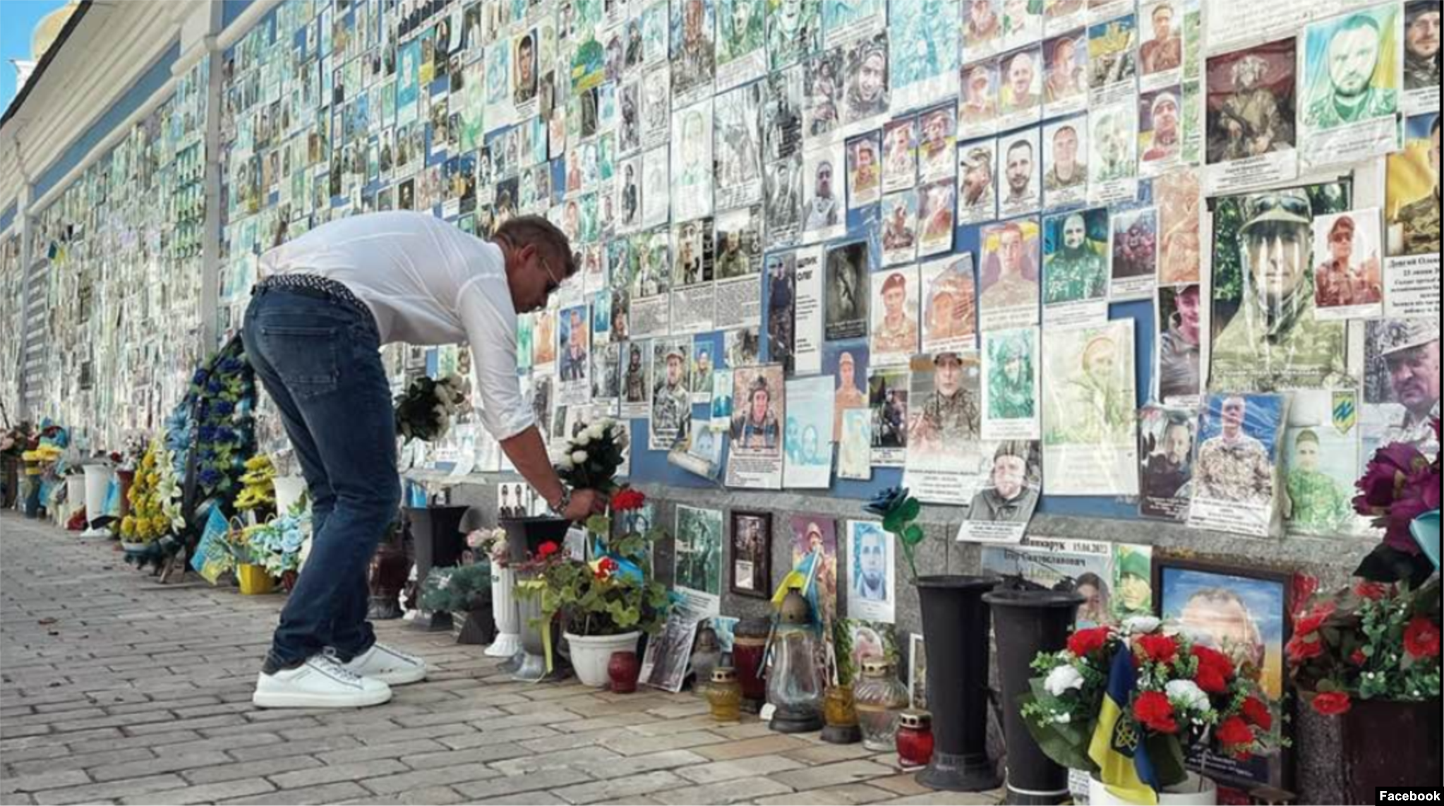 Петер Мадяр кладе квіти до Стіни пам’яті про загиблих українських вояків ЗСУ. Київ, липень 2024 року