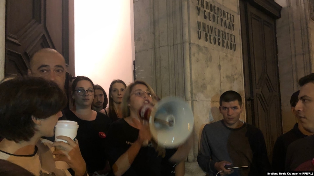 Građani ispred Rektorata Beogradskog univerziteta su dali podršku studentima koji blokiraju tu zgradu.