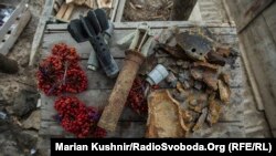 Осколки выпущенных сепаратистами минометных мин. Селение Новотроицкое, 1 апреля 2017 года