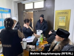 Оралхан Әбен (ортада) тергеу абақтысында қамауда отырған күйеуіне ас-ауқат әкеліп тұр. Талдықорған, 12 ақпан, 2026 жыл.