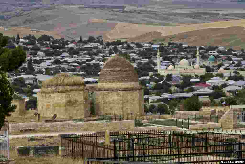 XVIII-XIX əsrə aid bu türbələrdə sufi din adamlarına aid olduğu güman edilən məzarlar var.