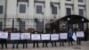 У Києві десятки людей пікетували посольство Росії, щоб підтримати засуджених кримських татар
