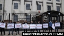 Kyivdeki Rusiye elçihanesi ögünde aktsiya, 2019 senesi iyülniñ 11-i
