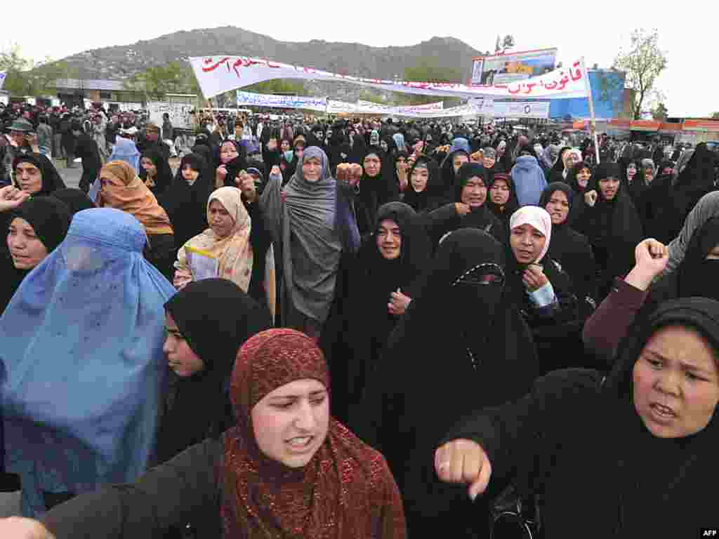 Afghanistan - Protest žena - Novi zakon u Afghanistanu zahtijeva da žena prije izlaska iz kuće za dozvolu mora pitati muža, suprug ima pravo silovanja u braku...,izazvao je protest,uglavnom mladih žena u Kabulu. Protestiralo je 50 žena. Na protestu koji je branio zakon prisustvovalo je cetiri puta više žena.