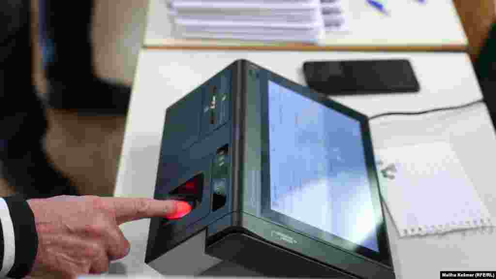 Biralište u Sarajevu, 4. oktobra 2026. Ove godine se u BiH prvi put primjenjuju nove tehnologije na izborima. Birači će prvo biti biometrijski identifikovani.