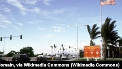 Центральный въезд на базу Кэмп-Пендлтон в Калифорнии, США