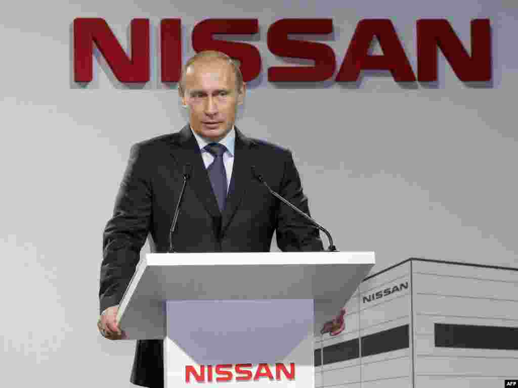 Владимир Путин открыл завод японского автоконцерна Nissan в Санкт-Петербурге (AFP)