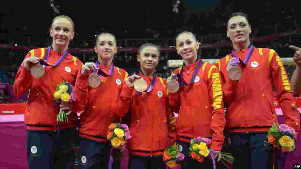 Rumunske gimnastičarke slave bronzanu medalju u ekipnom takmičenju u umetničkoj gimnastici, 31. jul 2012.