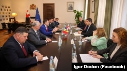 Delegația moldoveană la convorbiri cu președintele Parlamentului Georgian, Shalva Papuashvili. Chiar dacă este unul din membrii de frunte ai partidului de guvernământ certat cu Bruxelles-ul, Visul Georgian, Papuashvili a păstrat în cabinetul său drapelul Uniunii Europene.