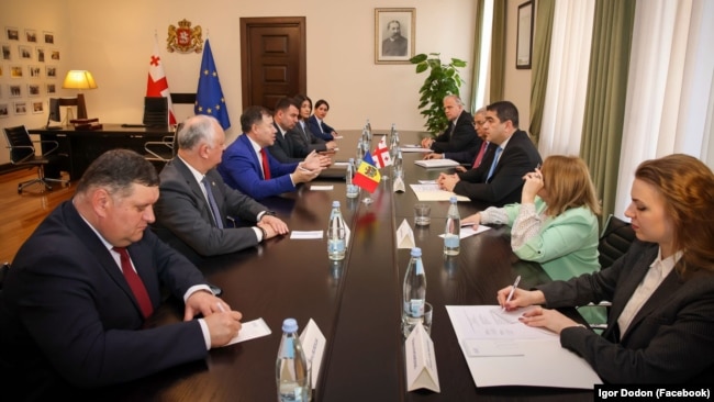 Delegația moldoveană la convorbiri cu președintele Parlamentului Georgian, Shalva Papuashvili. Chiar dacă este unul din membrii de frunte ai partidului de guvernământ certat cu Bruxelles-ul, Visul Georgian, Papuashvili a păstrat în cabinetul său drapelul Uniunii Europene.