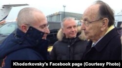 М.Ходорковскийди Берлин аэропортунда Германиянын мурдагы тышкы иштер министри Ганс Дитрих Геншер тосуп алды, 20-декабрь, 2013