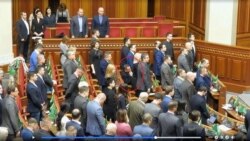 Народний депутат Максим Бужанський із фракції «Слуга народу» (на фото сидить) – єдиний, хто не у парламенті вшанував стоячи пам’ять загиблих учасників Революції гідності хвилиною мовчання у Верховній Раді 19 лютого 2020 року