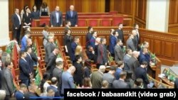 Народний депутат Максим Бужанський із фракції «Слуга народу» (на фото сидить) – єдиний, хто не у парламенті вшанував стоячи пам’ять загиблих учасників Революції гідності хвилиною мовчання у Верховній Раді 19 лютого 2020 року