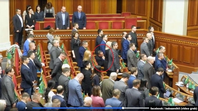 Народний депутат Максим Бужанський із фракції «Слуга народу» (на фото сидить) – єдиний, хто не у парламенті вшанував стоячи пам’ять загиблих учасників Революції гідності хвилиною мовчання у Верховній Раді 19 лютого 2020 року