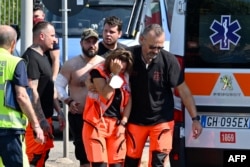 Ekipet e shpëtimit ndihmojnë të lënduarit nga shpërthimi në një pompë karburanti në Romë, më 4 korrik 2025.