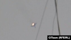 Кадр из видео, на котором падает сбитый самолет. 