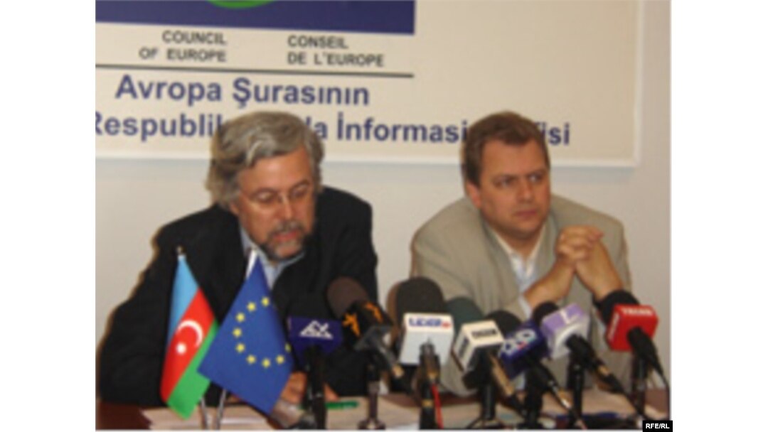 Andreas Gross və Andres Herkel Bakıda mətbuat konfransı zamanı (28 May 2006)