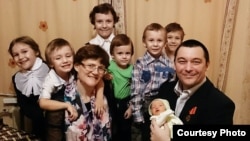 Svetlana Davydova, husband Anatoly Gorlov, and their seven children