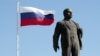 Ленин и флаг Российской Федерации в аннексированном Крыму. Иллюстративное фото