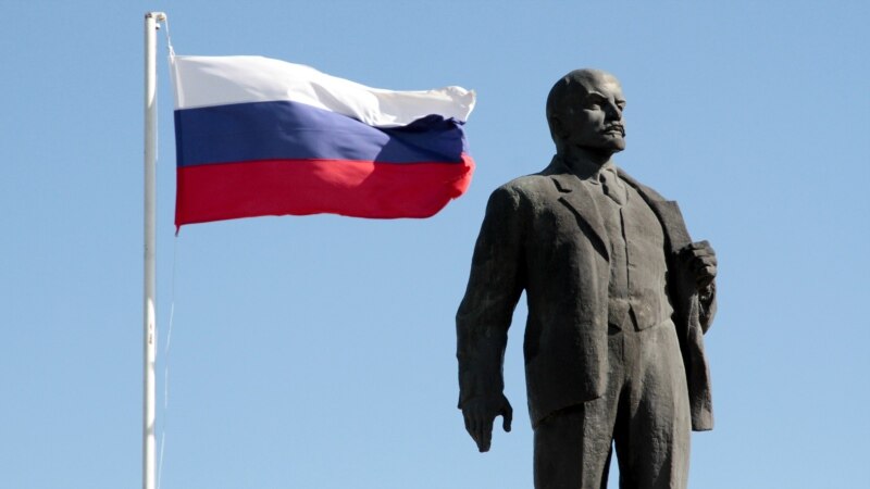 Радий Хабиров велел поднимать в школах флаг России