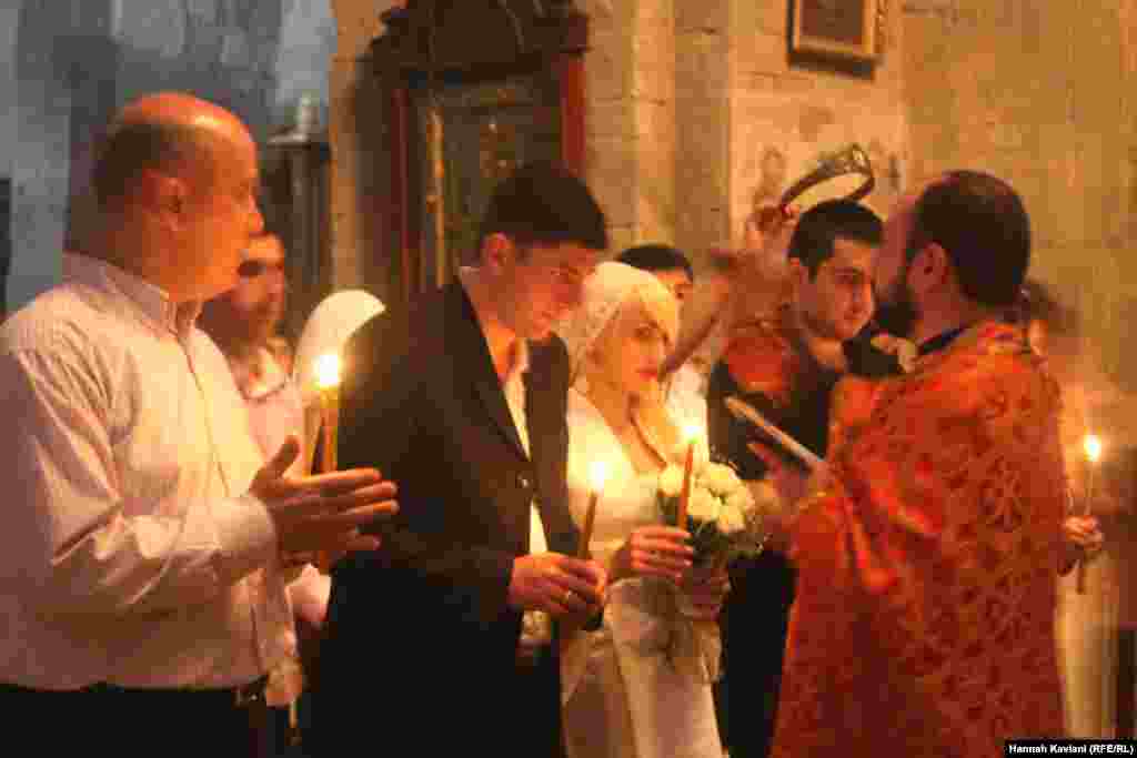 گرجستان کشوری ارتدکس است. این مراسم ازدواج به سنت گرجی در یک کلیسای ارتدکس در شهر متسختا در نزدیکی تفلیس است.